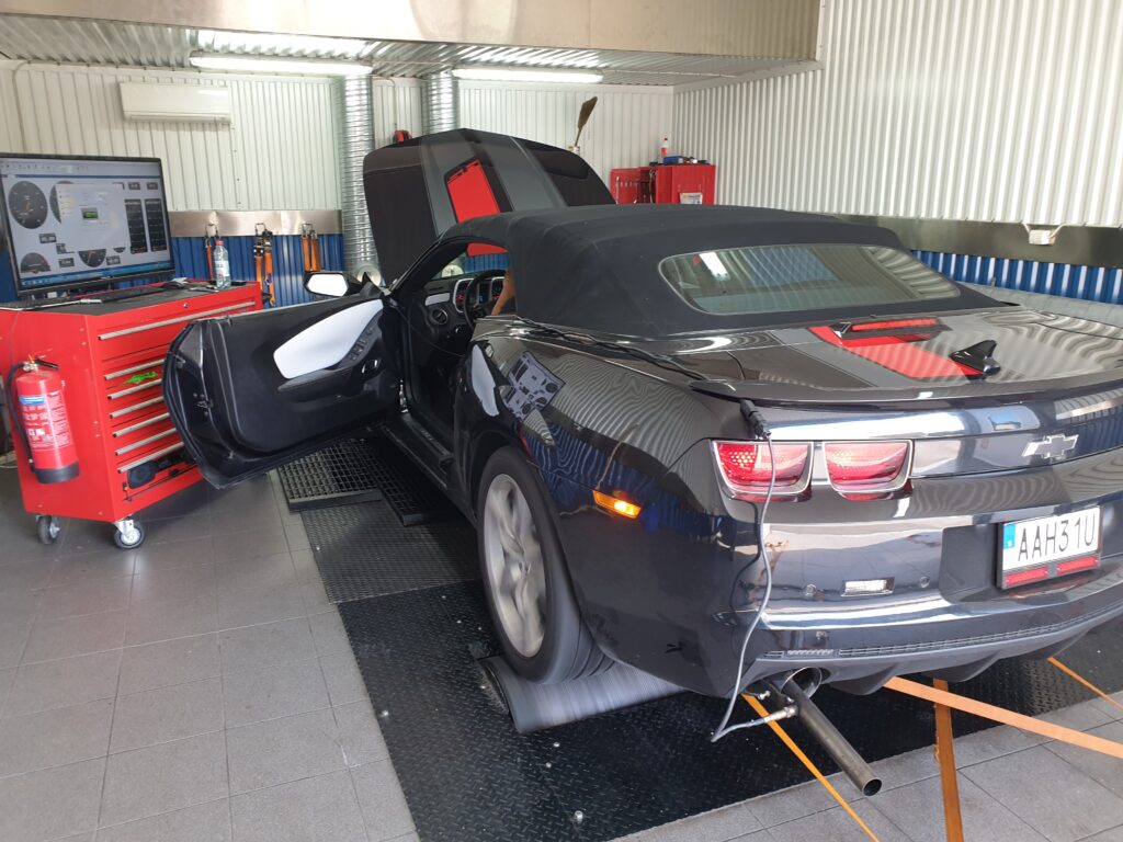 Camaro 2012 på rullande landsväg för effektmätning