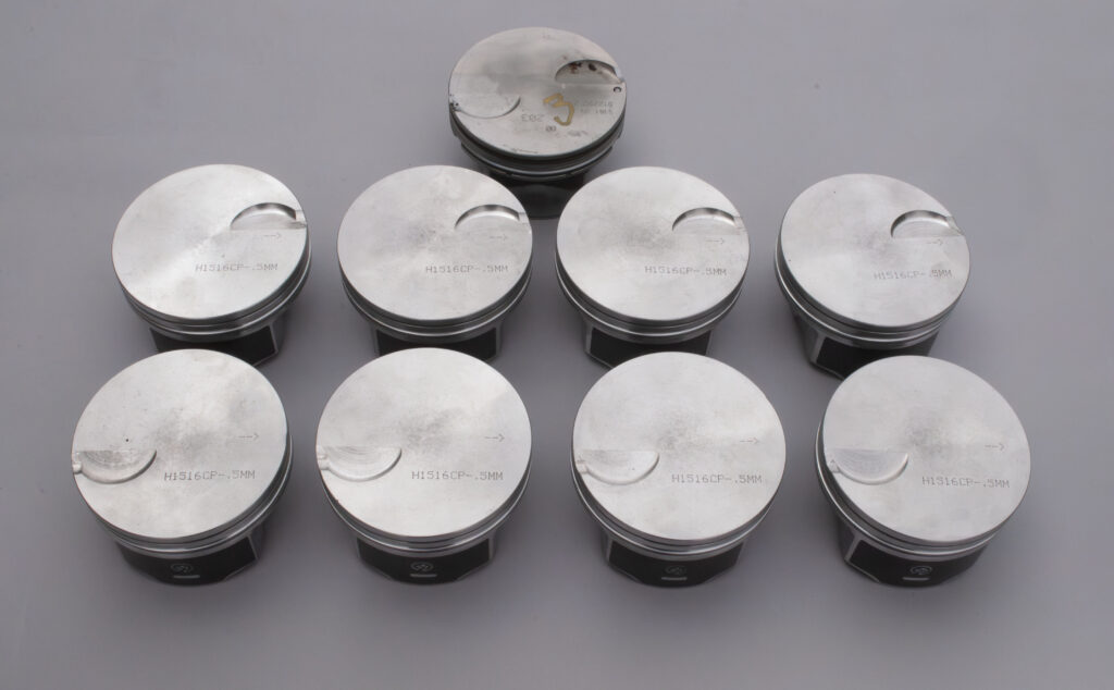 Kolvar till en bilmotor.