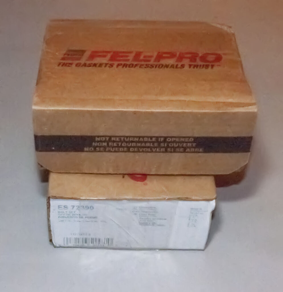 Några paket med bildelar.